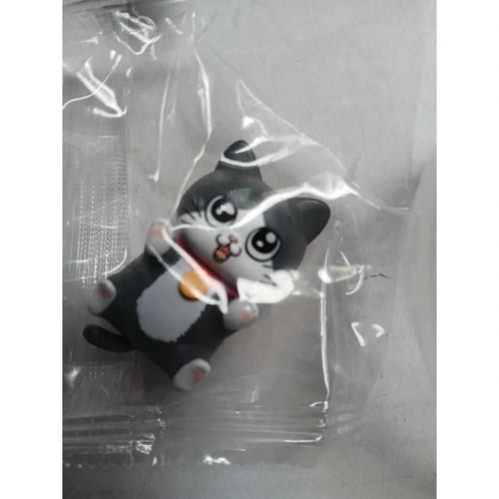Trading figures - set of 3‎ types 